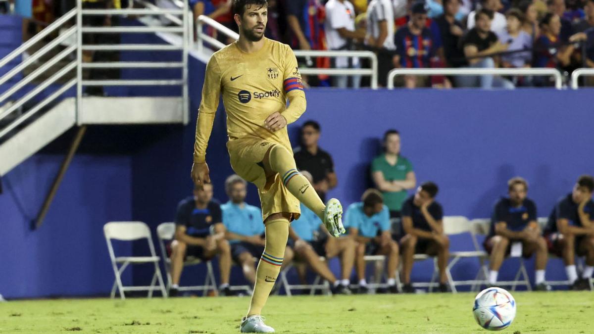 Piqué colpeja una pilota en l’amistós contra el Juventus.