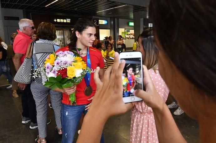 22/07/2019 TELDE.  Llegada al aeropuerto de Gran Canaria de Elena Melían, medalla en el Mundial de Sincronizada.  Fotógrafa: YAIZA SOCORRO.  | 22/07/2019 | Fotógrafo: Yaiza Socorro