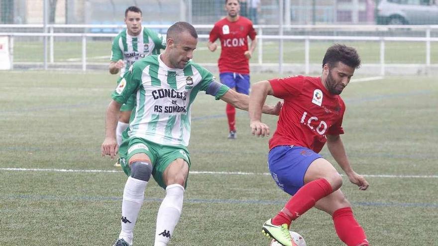 Un jugador del Choco trata de controlar un balón ante la presión de un rival. // Alba Villar