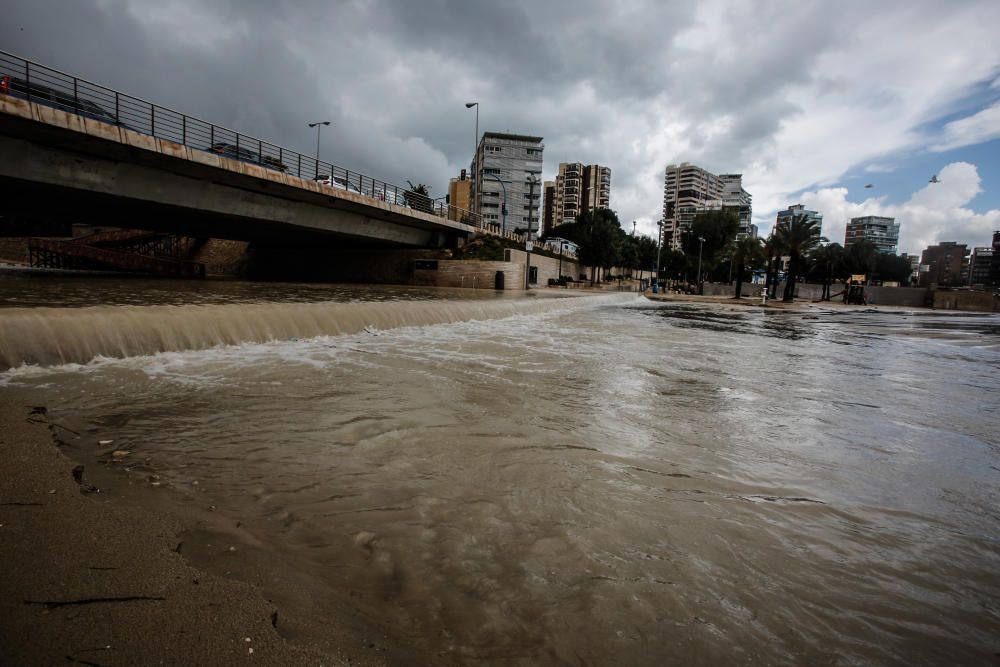 La arena de la playa de la Albufereta ha desaparecido a causa del temporal.