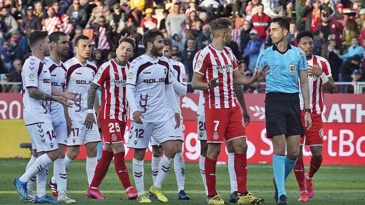 Stuani protesta una decisió a Vicandi Garrido durant el Girona-Albacete del curs passat, l?últim amb públic que ha ju?gat l?equip.