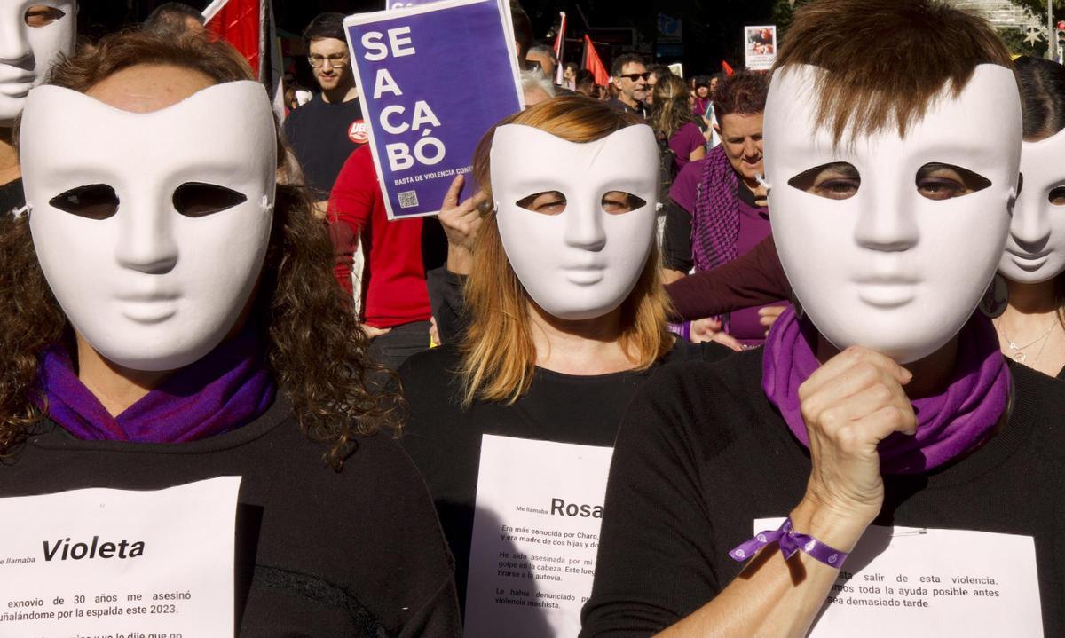 Mujeres con máscaras durante una manifestación contra la violencia de género