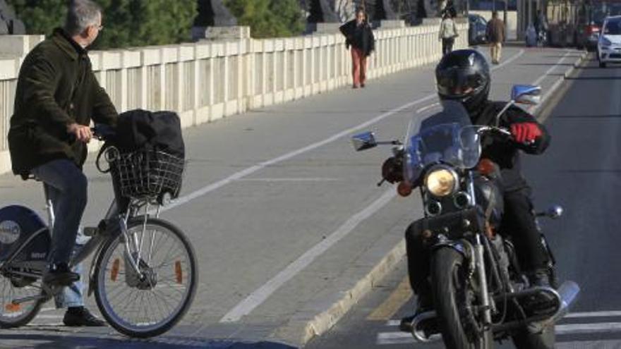 Un ciclista en el Puente de Aragón