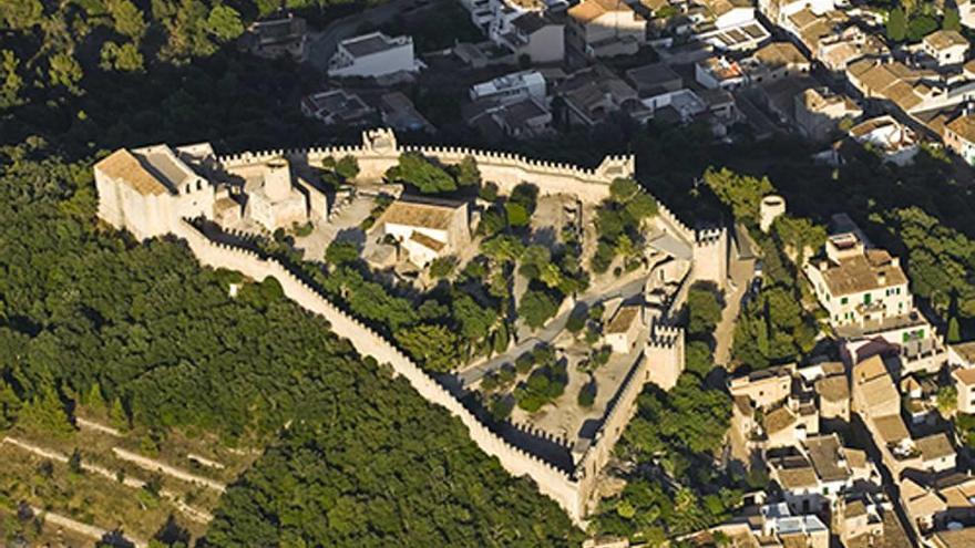 Foto aérea del Castell y parte del núcleo de Capdepera.