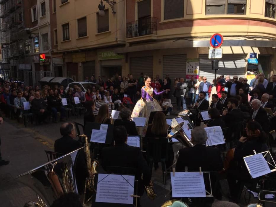 Las falleras mayores de Linterna-Na Robella dirigen la banda del Concierto dedicado a la Mujer