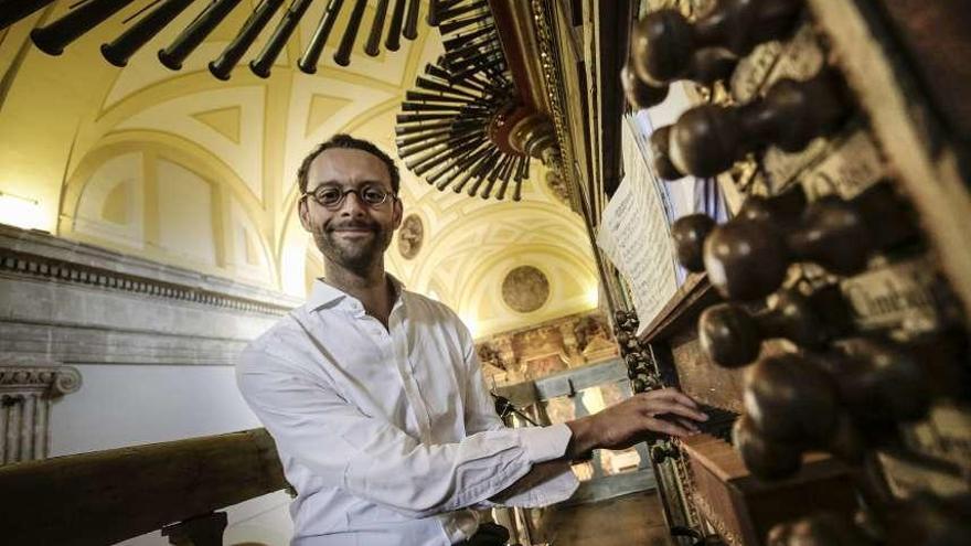 Benjamin Alard, ayer en Oviedo, listo para tocar en el órgano de Santa María la Real de la Corte.
