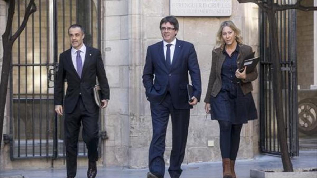 El secretario de Govern, Joan Vidal; el 'president' Puigdemont y la 'consellera' Munte, camino del Consell Executiu.