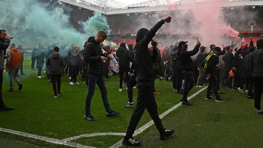 Seguidors del Manchester United envaeixen Old Trafford en protesta per la Superlliga