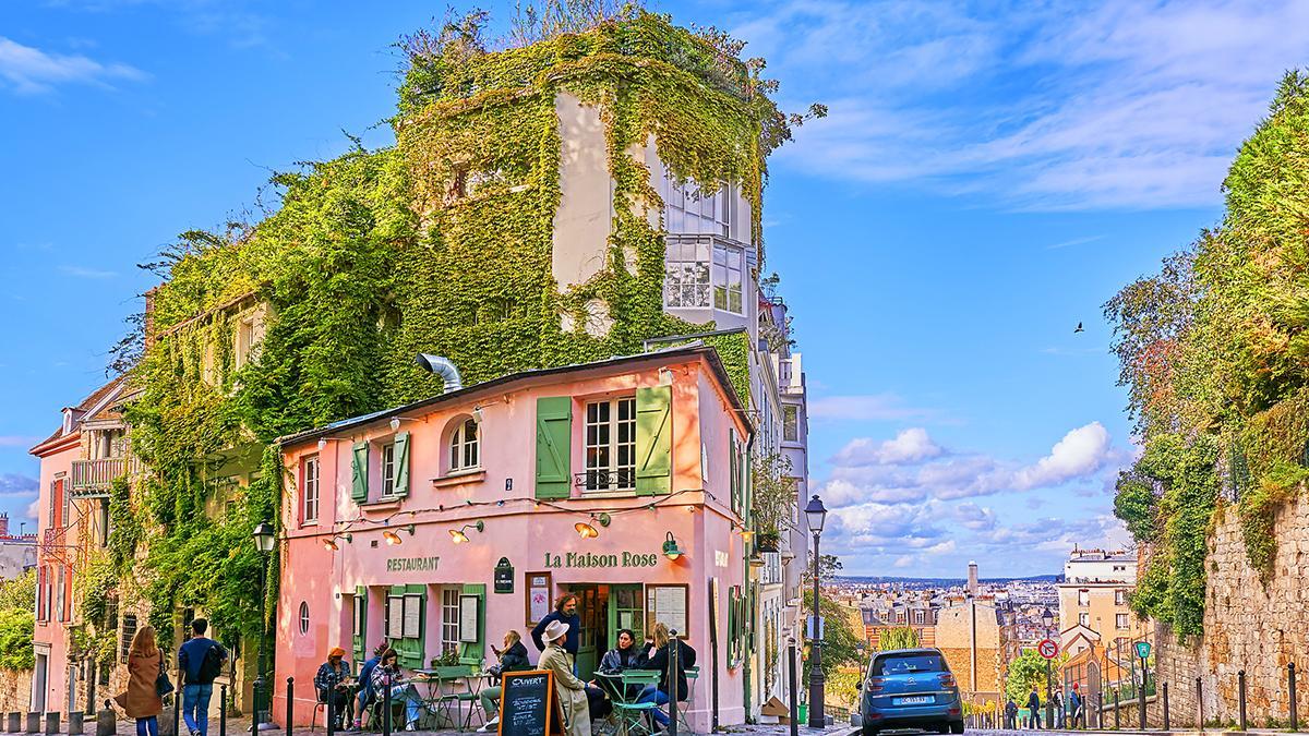 La Maison Rose, en Montmartre, resume ese París de película entre fachadas pastel, terrazas con encanto y calles empedradas que han alimentado el imaginario romántico del cine y las series.