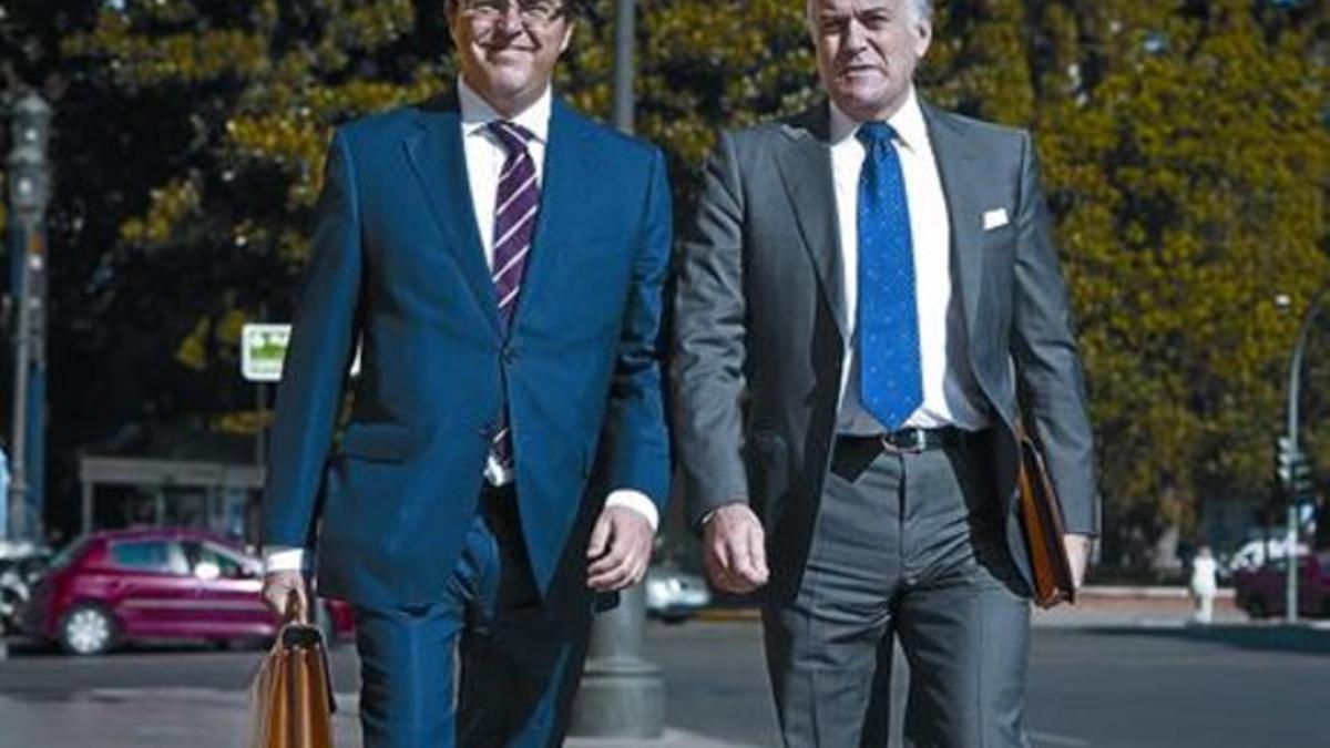 Bárcenas (derecha) acude con su abogado a los juzgados de Valencia, el pasado mes de mayo.