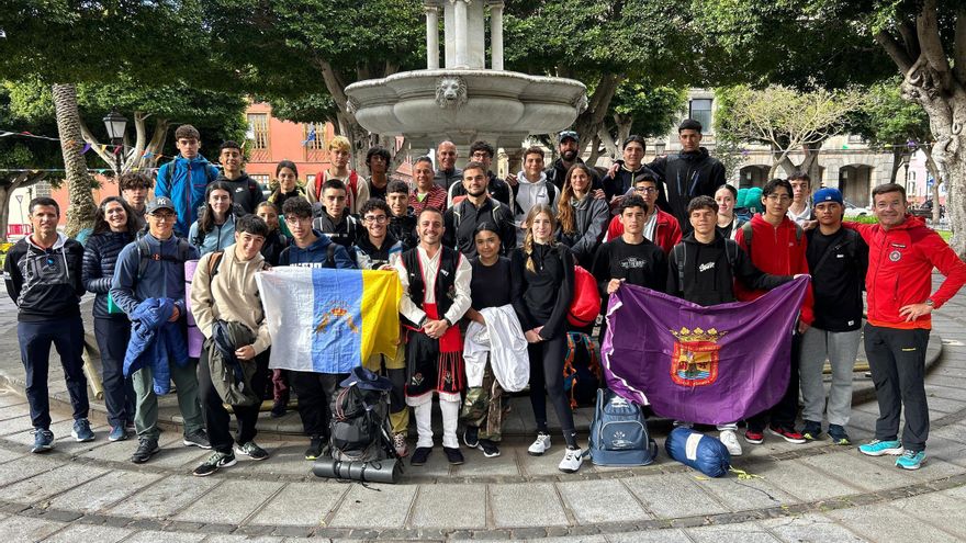 Cincuenta estudiantes de secundaria ascienden al Teide con el proyecto educativo de senderismo de La Laguna