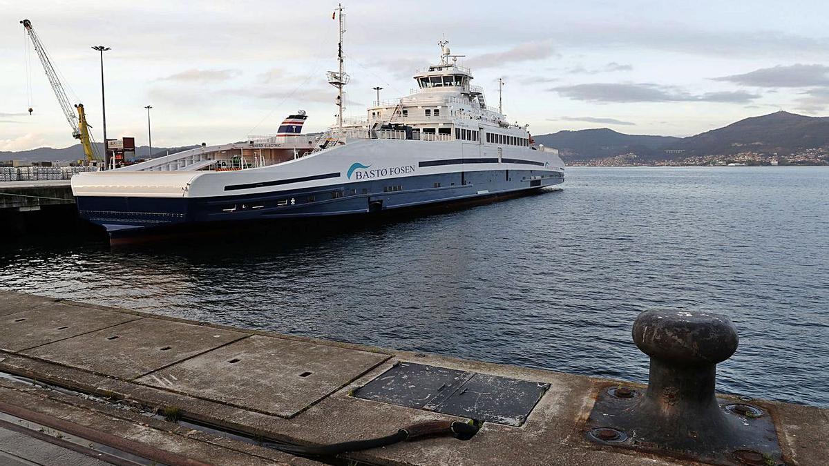El ferry eléctrico, atracado en el muelle Transversal, en la tarde de ayer. |   // JOSÉ LORES