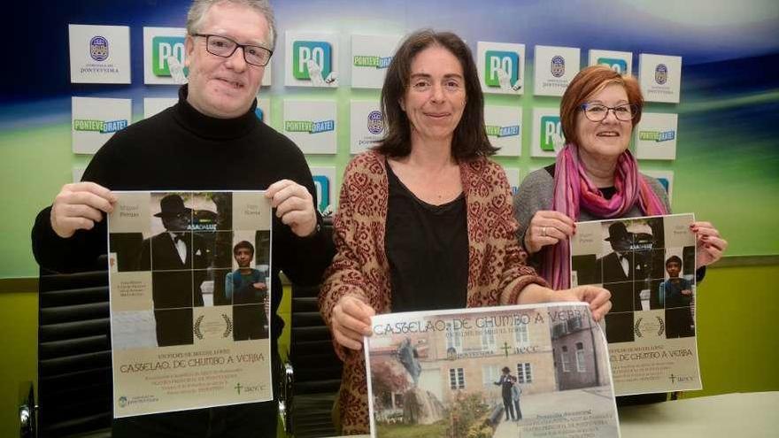 Miguel López, Anxos Riveiro y Josefa Crespo muestran los carteles de la película. // Rafa Vázquez