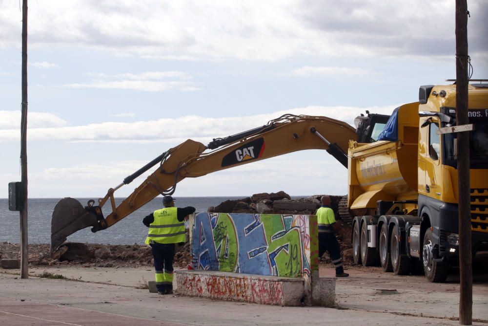 Trabajo de demolición de las antiguas pistas de tenis e instalaciones sin uso de los Baños del Carmen.