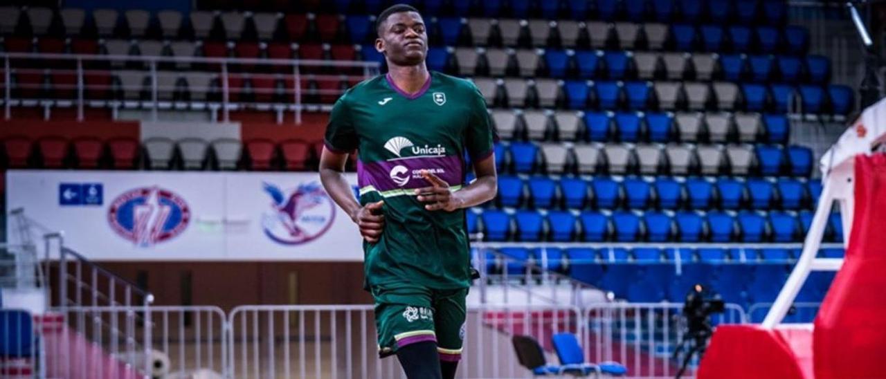 Yannick Nzosa volverá a Málaga después del Draft, pero el Unicaja le busca una cesión que pueda aportarle más minutos.