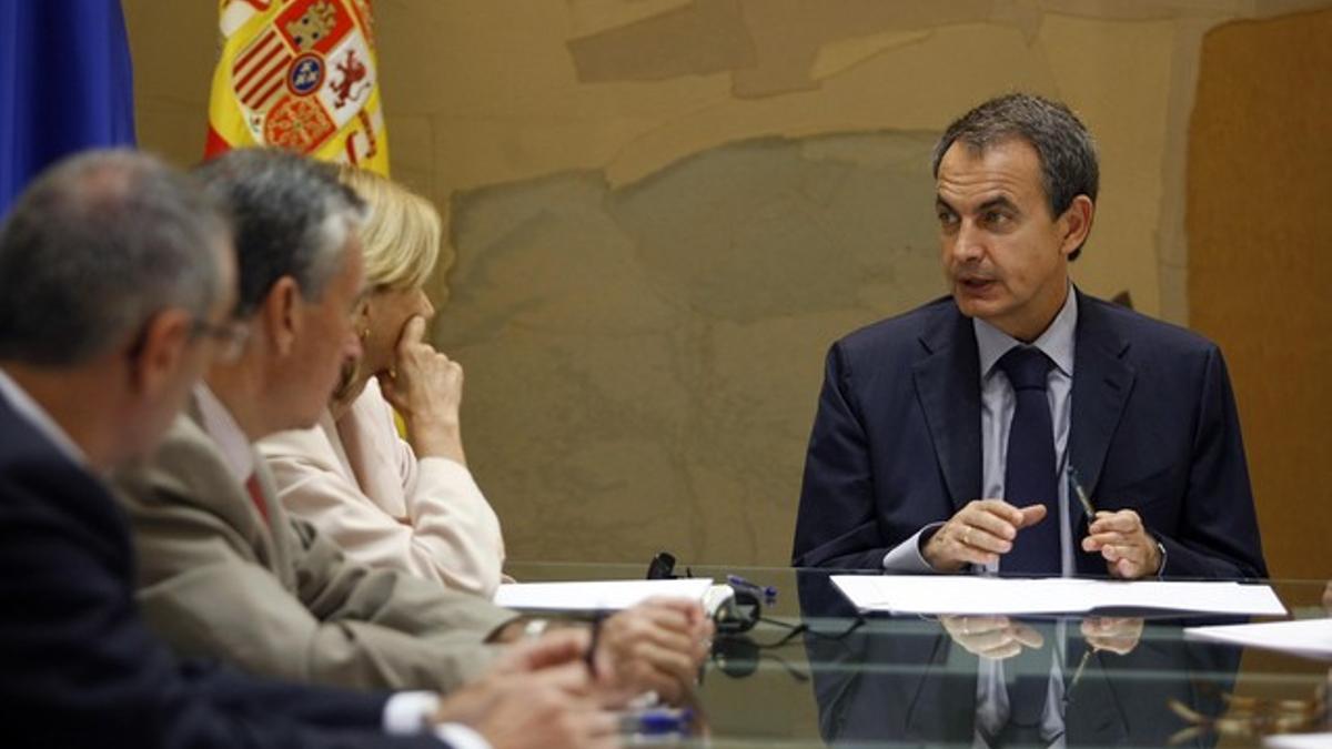 El presidente del Gobierno, José Luis Rodríguez Zapatero, durante la reunion con su equipo económico.