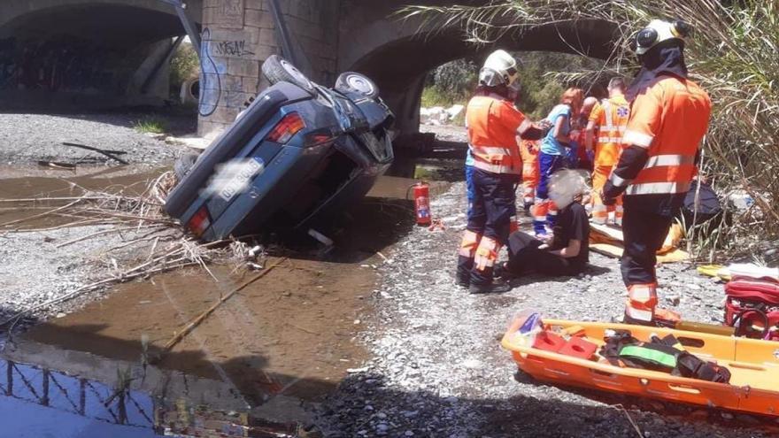 Bomberos del CPB y servicios sanitarios asisten a los heridos de un accidente de tráfico en Estepona