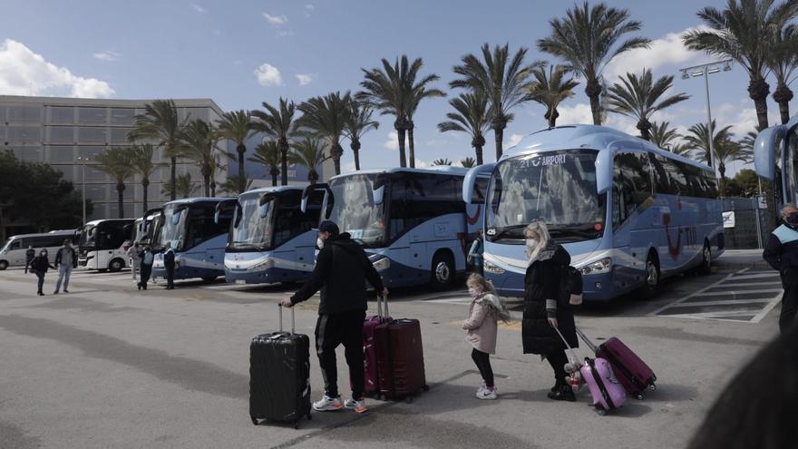 Turistas en el aeropuerto de Palma