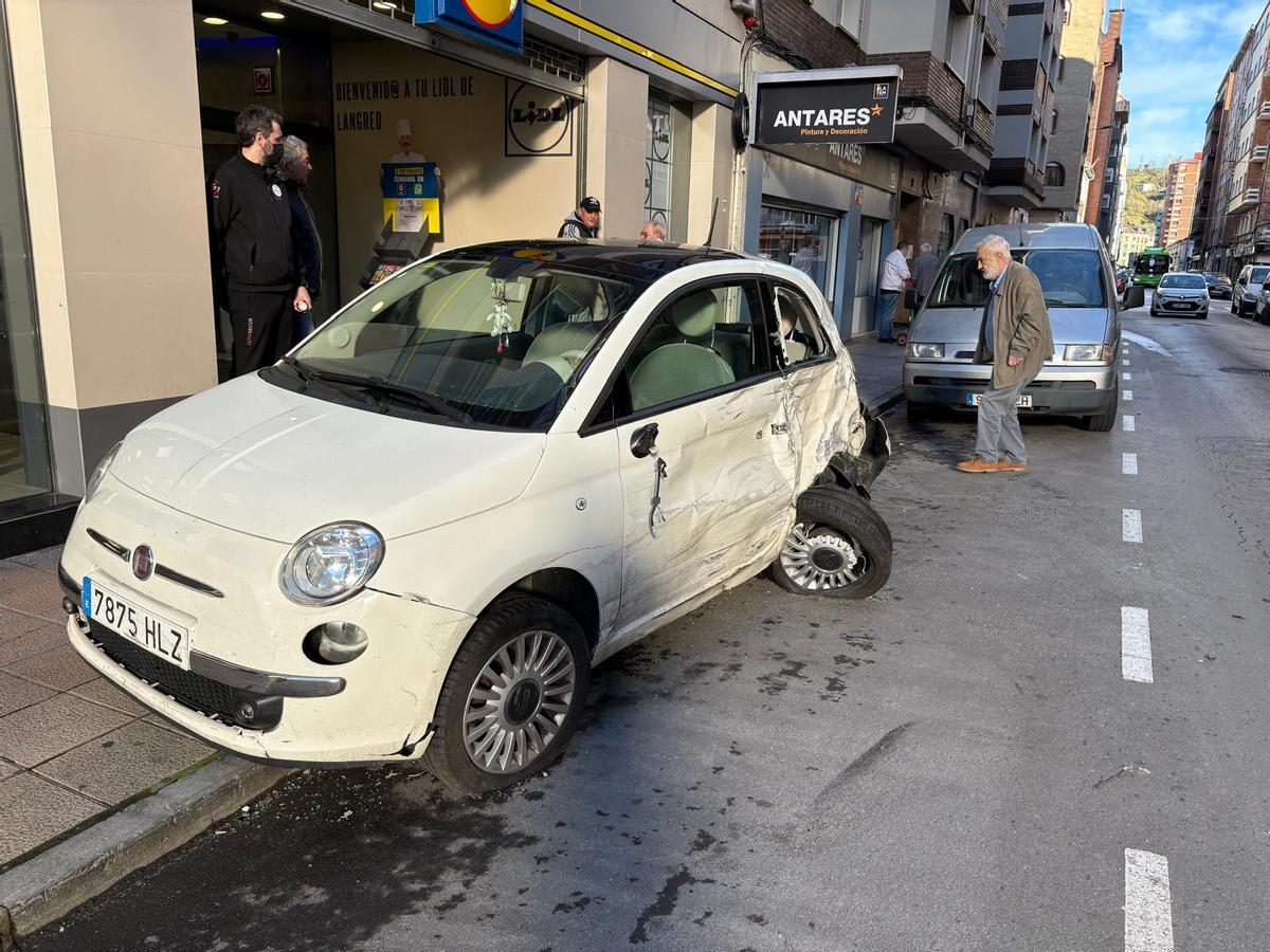 Uno de los coches siniestrados en el accidente de La Felguera