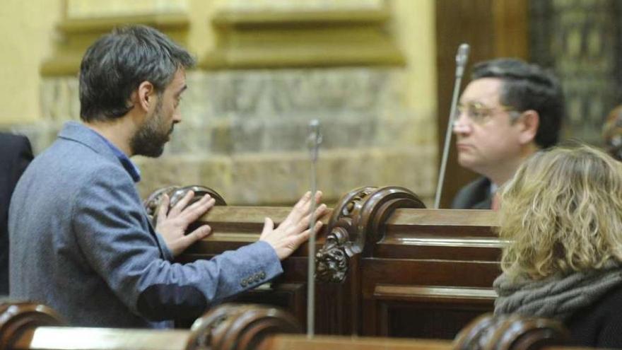 El alcalde se dirige al portavoz municipal del PSOE, en el pleno de aprobación del presupuesto.