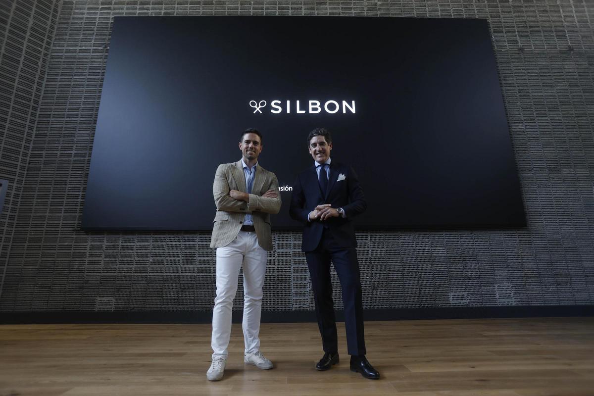 Pablo López (d), CEO de Silbon, junto a Pablo Muñoz (i), director del campus de formación de la empresa.