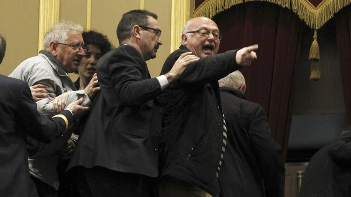 Un afectado por las preferentes en el momento de ser desalojado del Congreso, este jueves.