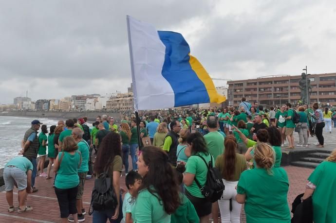 23-08-2019 LAS PALMAS DE GRAN CANARIA. Cadena humana en el paseo de Las Canteras contra el incendio  | 23/08/2019 | Fotógrafo: Andrés Cruz