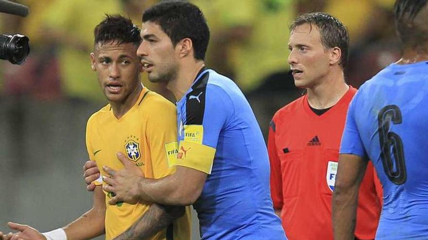 Suárez aleja a Neymar del árbitro en un momento de tensión. // Efe