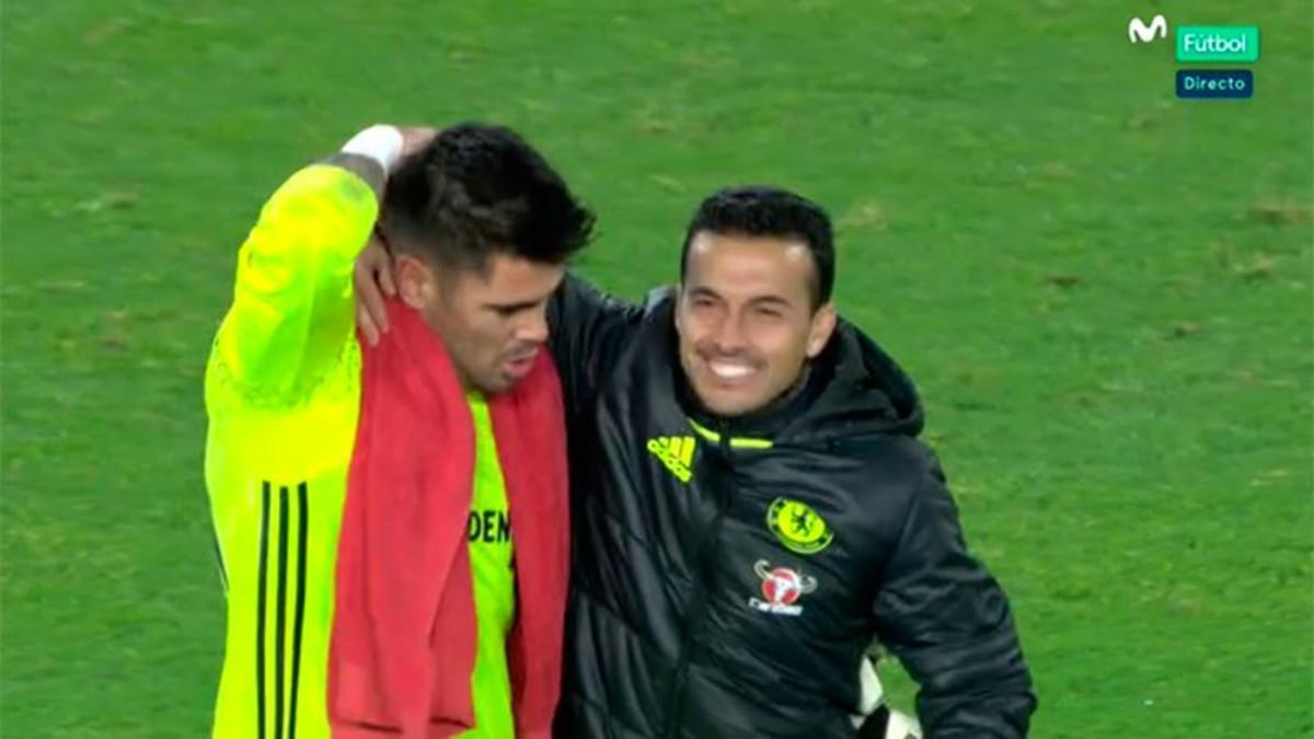 Valdés, junto a Pedro tras un duelo frente al Chelsea, abandona el Boro