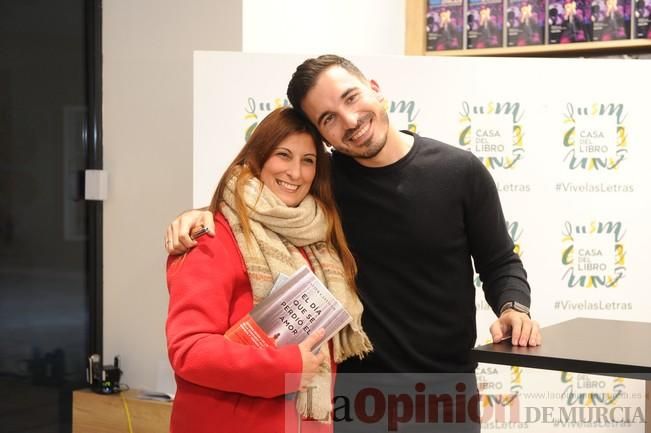 Javier Castillo firma su nueva novela, 'El día que se perdió el amor', en la Casa del Libro de Murcia