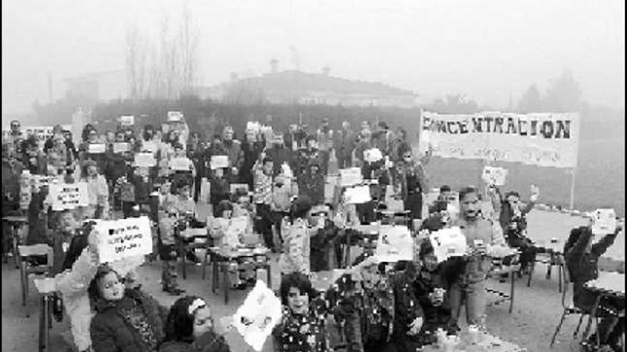 Momento de la protesta que protagonizaron ayer padres y alumnos del colegio