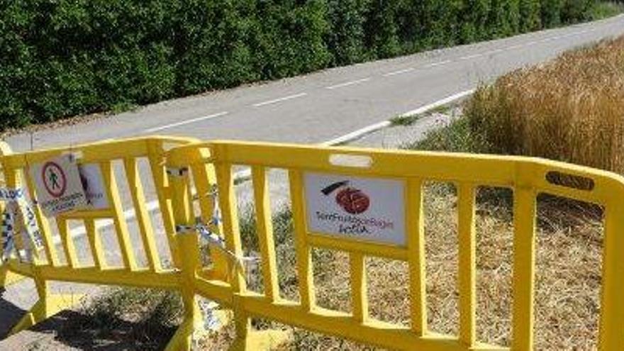 Tanques que prohibeixen el pas al camí d&#039;accés a Sant Benet