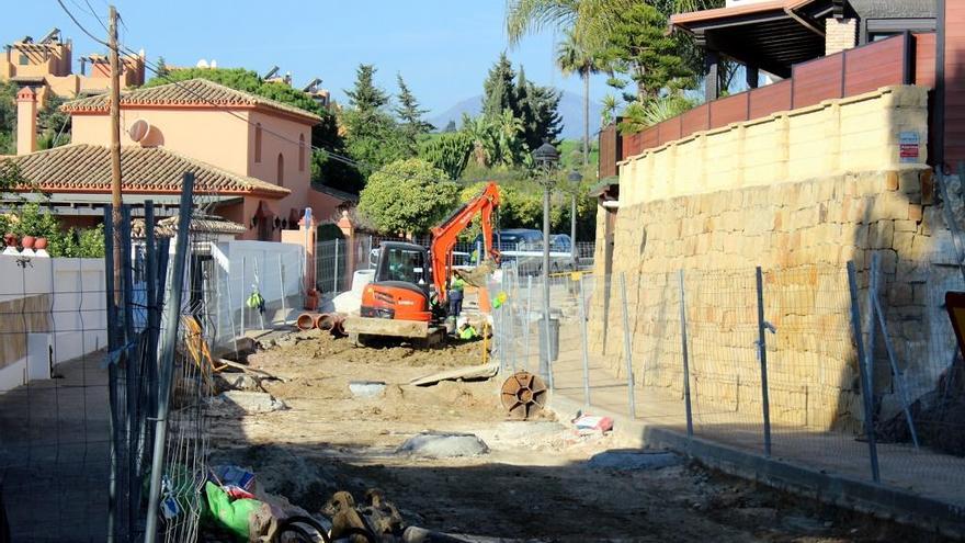 Estepona invierte 260.000 euros en el saneamiento y drenaje del arroyo Seghers