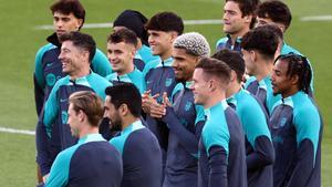 Los futbolistas del Barça, durante el entrenamiento de este martes en el Parque de los Príncipes.