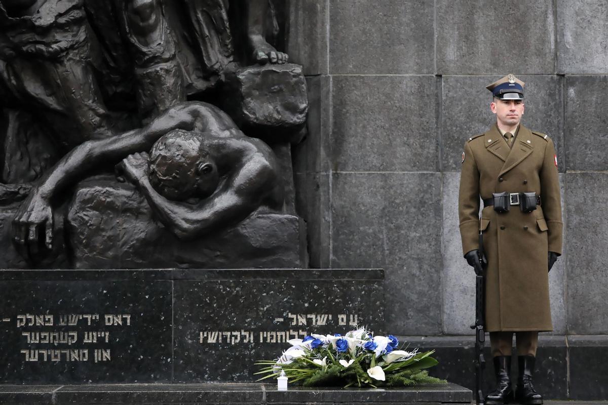 Un soldado del ejército polaco durante la ceremonia celebrada ante el monumento a los Héroes del Gueto para conmemorar el Día Internacional en Memoria de las víctimas del Holocausto, este jueves en Varsovia.