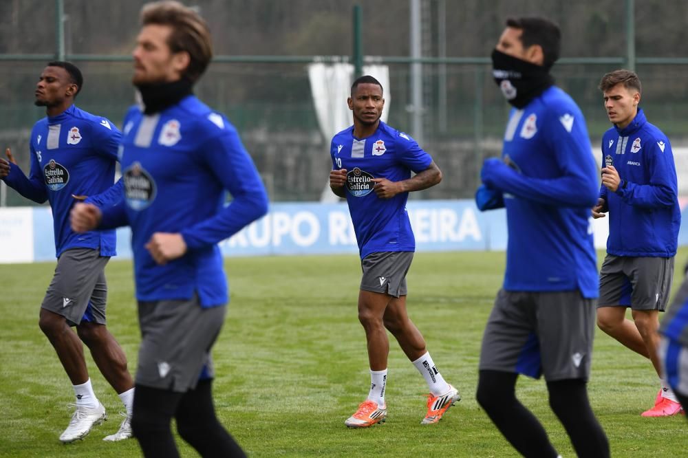 Los jugadores se ejercitan tras el partido ante el Zaragoza.