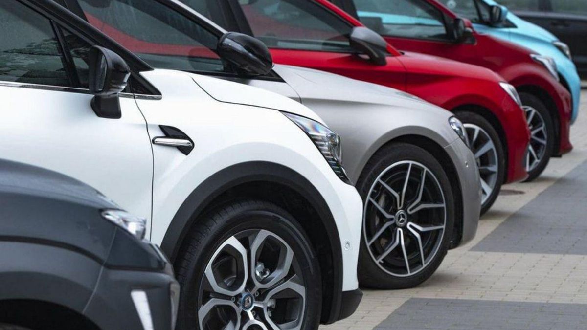 Varios coches aparcados.