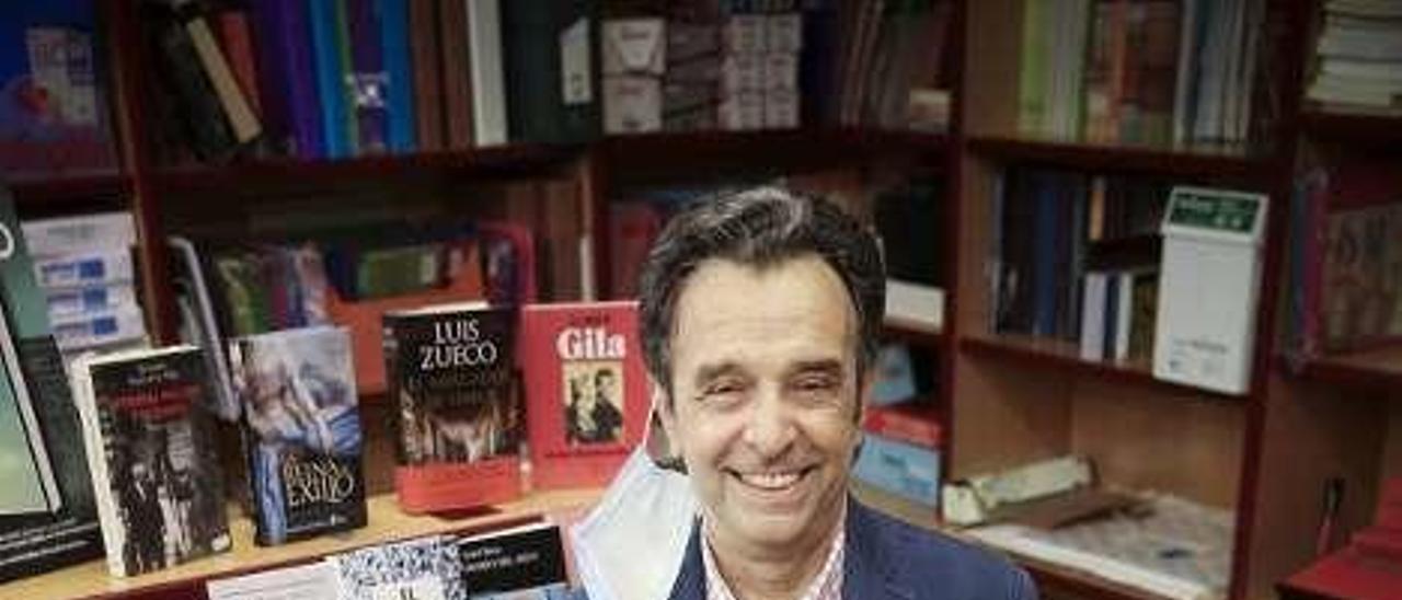 Chemi García, entre libros de su negocio.