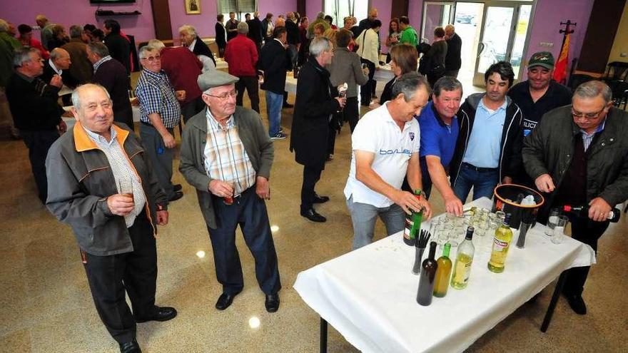 Los comensales degustando aperitivos en el centro cultural. // Iñaki Abella