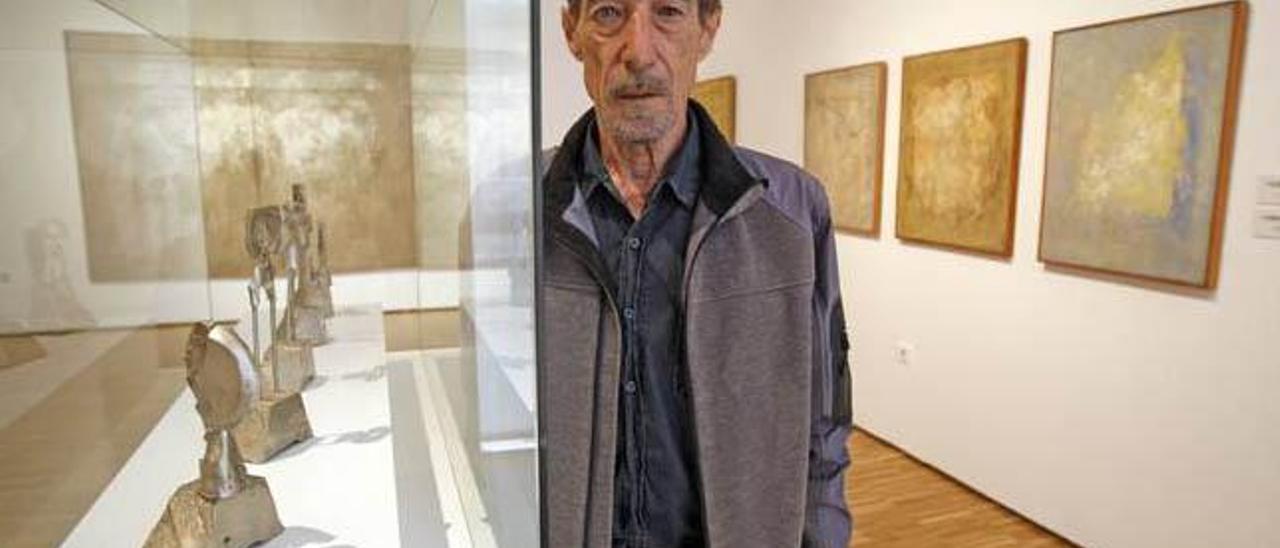 José Luis Cacho posa entre algunas de sus obras, que se exponen en el Mubam.