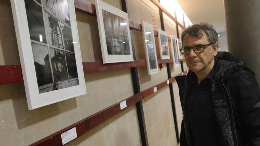 Alfredo Medina na so esposición nel Centru de Servicios Universitarios.