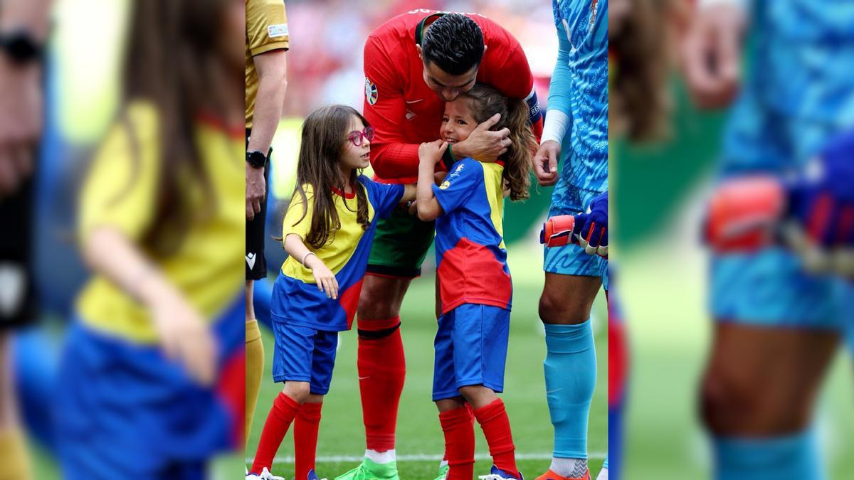 Cristiano Ronaldo abrazando a una niña antes de iniciar un partido en la Eurocopa