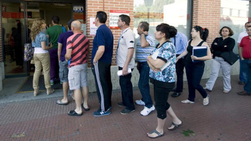 Cola de gente ante una oficina de empleo.