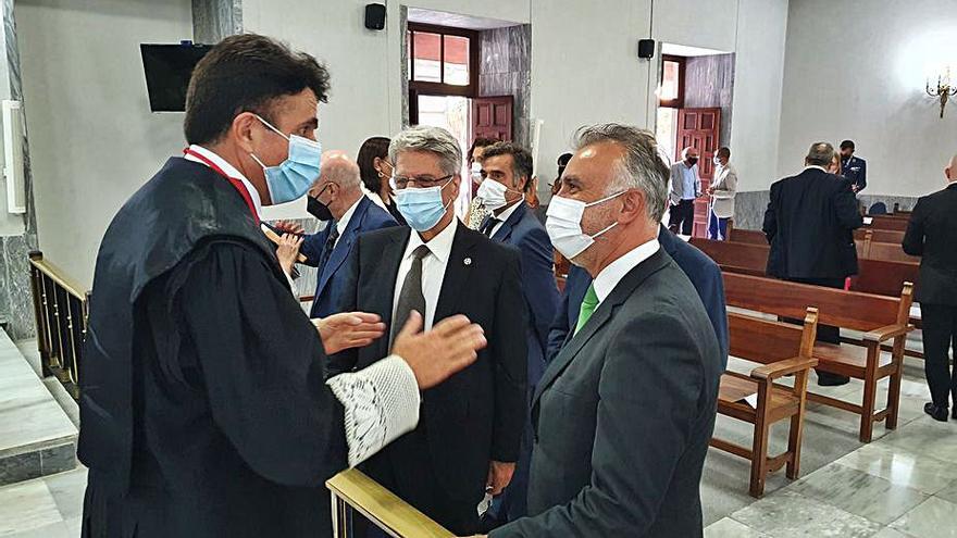 El presidente del TSJC junto a Ángel Víctor Torres y el consejero Julio Pérez. | | TSJC