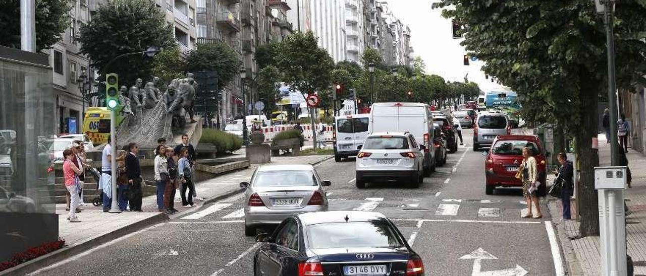 Tramo de Gran Vía que debía haberse restringido ayer al tráfico y cuyo corte se aplazó. // Ricardo Grobas