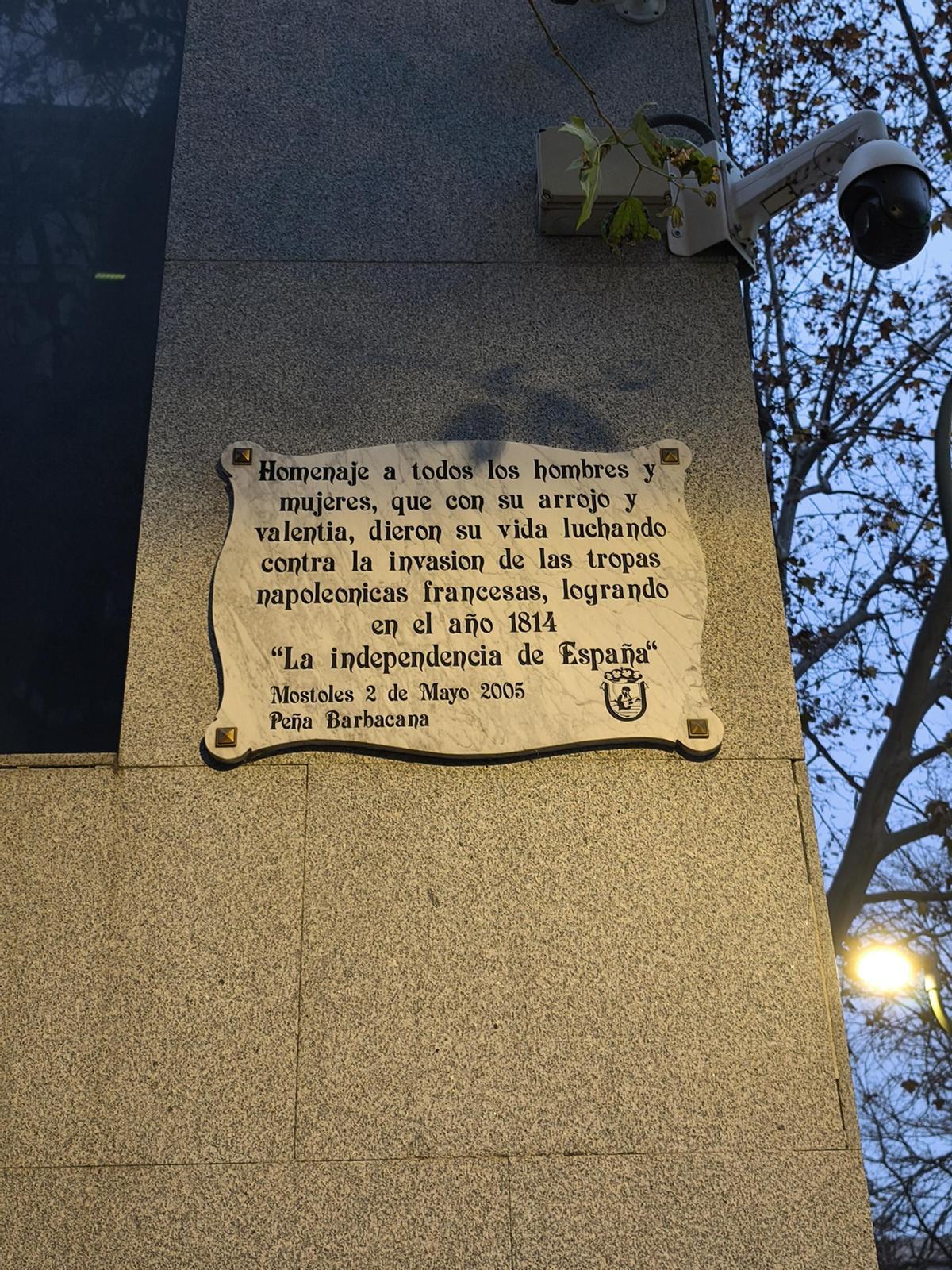 Cartel en honor de los mostoleños que se levantaron contra las tropas napoleónicas