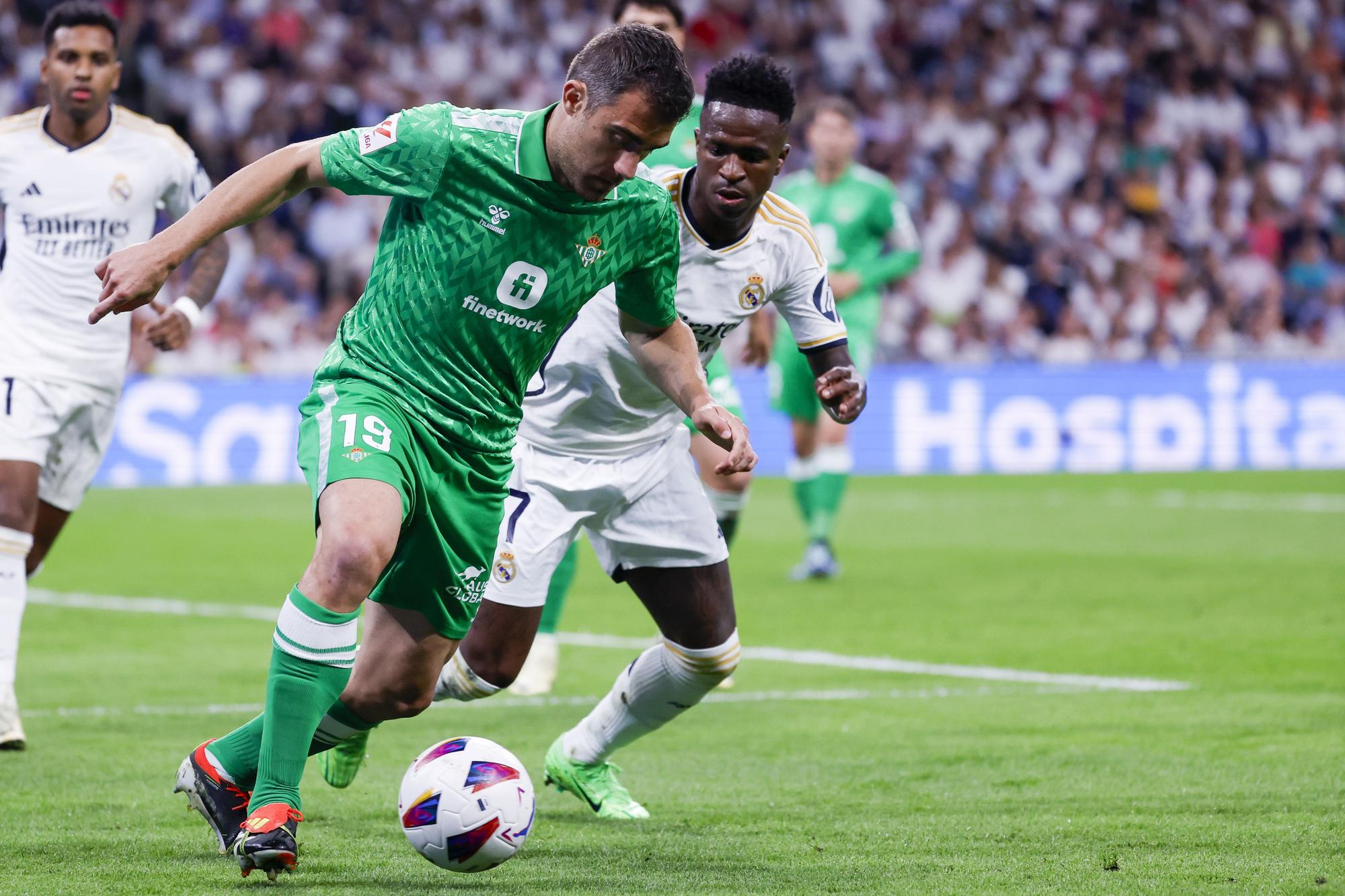 MADRID, 25/05/2024.- El defensa del Betis Sokratis Papastathopoulos (i) se escapa de Vinicius Jr., del Real Madrid, durante el partido de la jornada 38 de LaLiga que Real Madrid y Real Betis disputan hoy sábado en el estadio Santiago Bernabéu, en Madrid. EFE/Javier Lizón