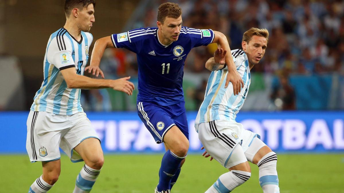 Edin Dzeko, durante un partido contra Argentina durante el Mundial 2014