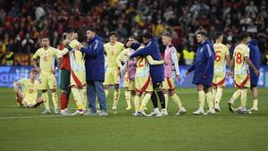 Los jugadores de España, decepcionados tras la derrota ante Portugal en la final de la Nations League