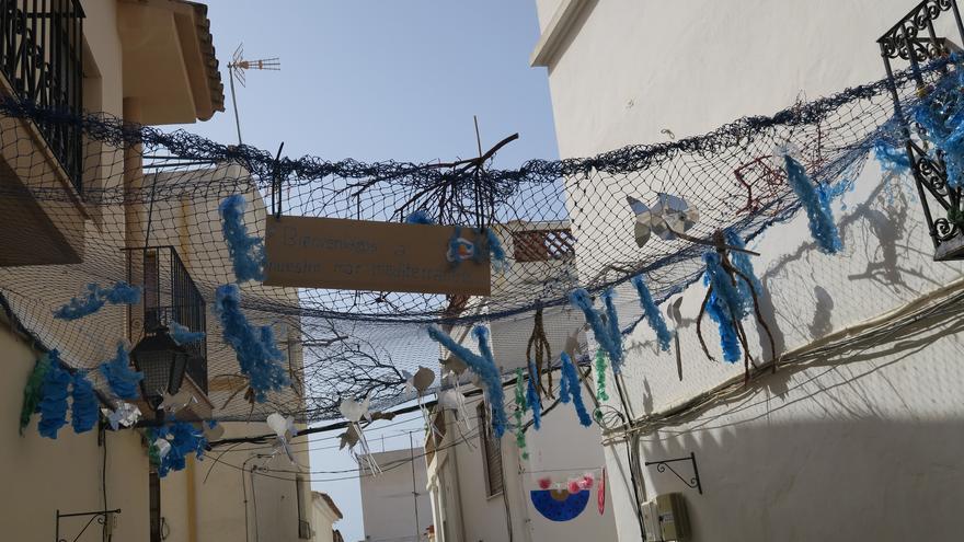 Las calles del casco antiguo de Calp se visten con los colores del Mediterráneo